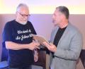 Bild: usc
50 Jahre und 16 Tage arbeitete Peter Dotzler (links) bei der Firma Hellbach. Nun wurde er von Inhaber Matthias Hahn (rechts) mit der Ehrenurkunde und der Goldenen Ehrennadel der Handwerkskammer verabschiedet.
