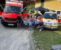 Bild: Tobias Plonner/exb
15 Mädchen und Buben nahmen den Rettungswagen und das Auto der Helfer vor Ort unter die Lupe.