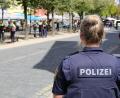 Bild: Sebastian Böhm
Großeinsatz der Polizei in der Weidener Innenstadt: Eine Frau soll drei Personen mit einem schwertähnlichen Gegenstand verletzt haben.