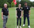 Bild: kro
Golfclub-Stiftland-Präsident Herbert Bäuml (links), Vizepräsident Johannes Kirchner (rechts) und Office-Managerin Katerina Kalcikova freuen sich, dass der gesamte Platz Trockenheit und Hitze gut überstanden hat.
