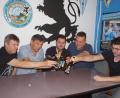Bild: mmj
Vorsitzender Thomas Lampl (rechts) und seine Amtsvorgänger (von links) Hans Hafenrichter und Peter Lampl stoßen im Clubraum der Löwenfans auf die 60er an.