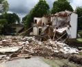 Symbolbild: Angelika Warmuth/dpa 
Ein Fall für die Elementarschadenversicherung: Ein halb weggerissenes Haus mit viel Schutt in Untertürken (Niederbayern) nach dem Hochwasser im Juni 2016.