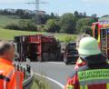 Bild: Wolfgang Steinbacher
Auf der Autobahnauffahrt Richtung Nürnberg bei Ursensollen ist ein mit Baugerüsten beladener LKW umgekippt.