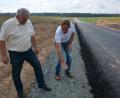 Bild: jr
Auf die neue Asphalttragschicht kommt Ende September noch eine Deckschicht, dann werden die Bankette angeglichen, wie Planer Robert Ernstberger (rechts) bei einem Ortstermin mit Bürgermeister Johann Burger informierte.