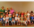 Bild: wbe
Bei der Spendenübergabe im St.-Marien-Kindergarten: (hinten, von links) Brigitte Weigl, die Leiterin Tanja Fuchs, Renate Weiß und die Kinder, die sich auf neue Bilderbücher und Spiele freuen.