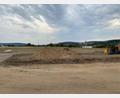Bild: Wilhelm Amann
Das neue Gewerbegebiet Am Baderfeld, nördlich von TBG und Inotech (links hinten) und östlich der A 93 (rechts hinten verlaufend) gelegen, bietet auf 19 Hektar viel Platz für Firmenansiedlungen. Ein Neubau (Vordergrund) wird in Kürze schon begonnen.