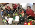 Bild: wro
Bürgermeister Toni Dutz (hinten, Mitte) hatte eingekauft. Die für die "Tonwerker" angeschafften Geschenke wurden gleich ausgepackt und in Beschlag genommen. Rechts Kinderhausleiterin Ingrid Bauer.