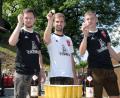 Bild: Wolfgang Steinbacher
Die Cheforganisatoren David Martynec, Nico Dirschedl und Alex Pröll sind heiß auf ihr Bierpong-Turnier. Hier trainieren sie im Fuchsbeck-Hof – mit Bierflaschen im Vordergrund. Beim Turnier selbst wird das im Spielbereich verboten sein.