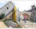 Bild: njn
Das Bürgerhaus in der Erbendorfer Bräugasse wird derzeit saniert. Technischer Angestellter Markus Meyer (links) und Bürgermeister Johannes Reger machen sich ein Bild von der Baustelle.