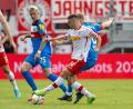 Bild: Ulrich Gamel/dpa
Marvin Schulz (Mitte) von Holstein Kiel und Blendi Idrizi (2.v.r) von Jahn Regensburg in Aktion.