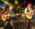 Bild: sus
Günther Sigl (vorne, links) und Barny Murphy (rechts) bringen mit ihrer Spider Murphy Gang auch die bestuhlte Schwandorfer Oberpfalzhalle schnell in Fahrt.