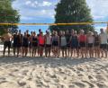 Bild: jr
Große Freude bereitete Sportlern und Zuschauern ein Beach-Volleyballturnier am Konnersreuther Badeweiher. Mit dabei waren 24 Spielerinnen und Spieler, hier im Bild mit Turnierleiter Reinhard Betzl (rechts).