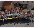 Bild: pop
Die Kinder bemalten beim Ferienprogramm Kirwaherzen. Links hinten Jugendbeauftragte Paula Weigert, die den Kurs leitete.