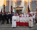 Bild: rha
Zur Festmesse zum Patrozinium der Vilsecker Pfarrkirche waren auch die Vereine mit ihren Fahnenabordnungen gekommen. Pater Robin Xavier (vorne rechts) stellte das Leben und Wirken des Heiligen Ägidius, dem die Kirche gewidmet ist, in den Mittelpunkt.