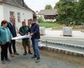 Bild: twg
Zweite Bürgermeisterin Christa Bayer (von links) und Bauamtsleiter Achim Scherm sind mit den Bauarbeiten zufrieden. Marcel Leistner und Adolf Lenk zeigen die Fortschritte anhand des Bauplans.