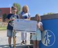 Bild: bjp
Im Namen der fünf Erstkommunikanten der Pfarrei Burkhardsreuth übergeben Korbinian Scharf und Marie Pamler in Regensburg eine Spende von 450 Euro an VKKK-Geschäftsstellenleiterin Theresia Buhl (Mitte).