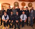 Bild: gi
Den Geehrten gratulieren Bürgermeister Armin Bulenda (rechts) sowie die Vorstandsmitglieder und die Feuerwehr-Führungskräfte.