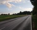 Bild: rti
Die Staatsstraße bei Mähring wird auf einer Länge von 2,7 Kilometern abgefräst und verstärkt. Außerdem wird das Bankett verstärkt. Grund sind die tiefen Spurrinnen.