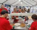 Bild: bjp
Alle Hände voll zu tun haben die ehrenamtlichen Helfer beim Pizzaverkauf in Altendorf.
