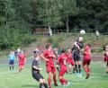 Bild: kro
Der TSV Waldershof und der TSV Konnersreuth trennten sich am Sonntag 2:2. Hier steigt der Konnersreuther Stefan Bauer (Vierter von rechts) im Waldershofer Strafraum zum Kopfball hoch.