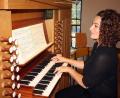 Bild: R. Kreuzer
Neben ihren Konzerttätigkeiten als Pianistin und als Musikwissenschaftlerin beherrscht Sara Musumeci auch die Orgel.