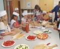 Bild: dob
Viele kleine Pizzabäcker waren auf Einladung des CSU-Ortsverbands, in der Küche der Pfalzgraf-Friedrich-Mittelschule am Werkeln, um leckere Pizzen zuzubereiten. Kerstin Birkner leitete die Kinder fachmännisch an.