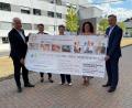 Bild: Kliniken Nordoberpfalz, Michael Reindl/exb
Martin Helgert (Sparkasse Oberpfalz Nord), Marina Luttels (Leiterin des Bunten Kreises Nordoberpfalz), Dr. Christa Kraemer (Justiziarin Kliniken Nordoberpfalzz) Stifterin Renate Körber und Michael Hoffmann (Vorstand Kliniken Nordoberpfalz) blicken in der Sitzung des Stiftungsrates auf die aktuelle Entwicklung der Stiftung Bunter Kreis Nordoberpfalz zurück.