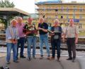 Bild: bsc
An ihrer einstigen Arbeitsstätte, am Bahnhof Wiesau, erinnerten (von links) Hans Konz, Gerhard Robl, Manfred Mois, Hans Meister, Heinrich Brunner und Eckbert Vollath an das 140-jährige Bestehen der Bahnstrecke Wiesau–Marktredwitz.