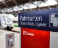 Bild: Jan Woitas/dpa/Symbolbild
Ein Fahrkartenautomat der Deutschen Bahn steht an einem Bahnhof.