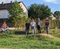 Bild: ckl
Das Spielplatzprojekt der CSU Erbendorf nähert sich der Fertigstellung. Der Bike-Trail kann schon befahren werden. Auf dem Bild (von links): Stadträte Dominik Vollath und Toni Schinner, Bürgermeister Johannes Reger und Stadtrat Alfons Meierhöfer mit den ersten Bikern.