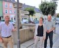Bild: Stadt Kemnath/exb
Am Kemnather Stadtplatz begutachteten Zweiter Bürgermeister Hermann Schraml, Naturpark-Geschäftsführerin Elisabeth Frank und Projektleiter Rudi Ehstand (von links) die neuen Schilder.