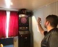 Bild: mis
Unter den Augen ihres Maskottchens, dem Löwen auf dem Dartautomat, zielt Mannschaftsführer Fabian Baldauf auf das Feld der Triple 20 - das punktereichste Feld auf dem Dartboard.