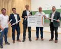 Bild: vsr
Das Geld aus der Crowdfunding-Aktion der Schützengesellschaft 1898 Thumsenreuth und der Volksbank-Raiffeisenbank Nordoberpfalz geht in die Umrüstung der Lichtkomponenten. Das Bild zeigt (von links) Dritten Sportleiter Andreas Heinz, Regionalmarktleiter Christian Pöll, Kundenbetreuer Thomas Wenning, Ersten Vorsitzenden Horst Bauer und Filialleiter Harald Birk.