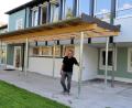 Bild: bsc
Modern, hell und freundlich präsentiert sich das Kinderhaus Friedenfels nach dem Um- und Erweiterungsbau. Bürgermeister Oskar Schuster freut die termingerechte Fertigstellung.