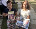 Bild: gri
Christa Schlagenhaufer (links) und Ute Beigel von der Pfarrbücherei Wutschdorf mit dem neuen Heimatjahrbuch 2021.
