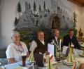 Bild: Stadt Schönsee/exb
Auch Bürgermeister Reinhard Kreuzer (rechts) gratulierte (von links) Helga und Siegfried Maier zur Diamantenen Hochzeit.