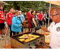 Bild: R. Kreuzer
Das war der erste Tag der Feier zum 100-jährigen Jubiläum des VfB Rothenstadt: Nach einem anstrengenden Fußballspiel, gab es Dotsch für alle.