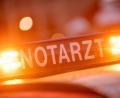 Symbolbild: Lino Mirgeler/dpa/
Ein Dachschild mit der Aufschrift "Notarzt" steht auf einem Einsatzwagen eines Notarztes.
