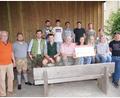 Bild: fvo
Die Oberbernriether Dorfjugend spendet 1000 Euro an kranke Kinder. Im Bild: links Georg Schmidbauer, daneben die Hulzstousboum und (vorne, Mitte) Herbert Putzer.
