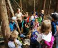 Bild: adj
CSU-Gemeinderat Andreas Greiner führte die Kinder in das Leben im Wald ein.