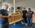 Bild: ak
Bürgermeister Christian Porsch und Verwaltungsangestellter Dominik Busch (Zweiter und Dritter von links) übergaben für die Ortswehren 82 neue Funkmeldeempfänger an denn Speichersdorfer Kommandanten Volker Hammon (links) und dessen Stellvertreter Christian Schwarzer (rechts).