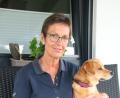 Bild: Andreas Godawa/fph
Kerstin Janke (mit Hündin Leni vor ihrem Haus in Waldershof) sieht optimistisch in die Zukunft.