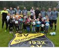 Bild: jr
Großen Spaß hatten am Sonntag 20 Kinder bei einem Fußball-Schnuppertraining beim SV Steinmühle. Betreut wurden sie von Jugendleiter Christian Hecht (links) und dessen Trainerteam. Vor Ort waren auch die städtischen Jugendbeauftragten Matthias Gradl (Vierter von rechts) und Christoph Hampel (Fünfter von rechts).