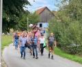 Bild: M. Klier /exb
Betend ziehen die Gläubigen von Michldorf nach Luhe auf den Koppelberg in die Nikolauskirche.