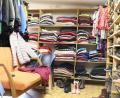 Bild: cog
Viele kuschelige Pullover, aber auch schon die ersten warmen Stiefel stehen im Ökumenischen Kleiderladen bereit.