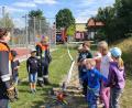 Bild: flt
Die Kinder sahen zu, wie die Feuerwehrfrauen den Wasserwerfer aufbauten und wie er eingesetzt wird.