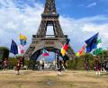 Bild: Fahnenschwinger Gebenbach/exb
Die Gebenbacher Fahnenschwinger vor dem Eiffelturm in Paris.