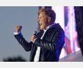 Bild: Henning Kaiser/dpa
Der Sänger Dieter Bohlen steht beim Schlager-Event "Lieblingslieder" in der Rheinaue in Bonn auf der Bühne.