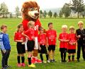 Bild: R. Kreuzer
Das neue entworfene Maskottchen „Roti“ hatte seinen Auftritt zum 100-jährigen Jubiläum des VfB Rothenstadt.