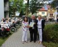 Bild: Sven Lehner/exb
Die Bewohner des BRK Seniorenzentrums Tirschenreuth Haus Ziegelanger feiern im Innenhof das 55-jährige Bestehen der Einrichtung. Stellvertretende BRK-Kreisvorsitzende Eva Freifrau von Podewils (rechts) und Zweiter Bürgermeister Peter Gold (Mitte) gratulieren Einrichtungsleiterin Anneliese Dombrowsky (links) zum Jubiläum.